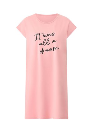 Roze jurk met korte mouwen en ronde hals, met zwarte handgeschreven tekst "It was all a dream" op de voorkant.