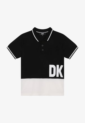 Svart polo skjorta med vita detaljer, tre knappar och en stor "DK" tryck på nedre vänstra sidan. Gjord av bekväm tyg.