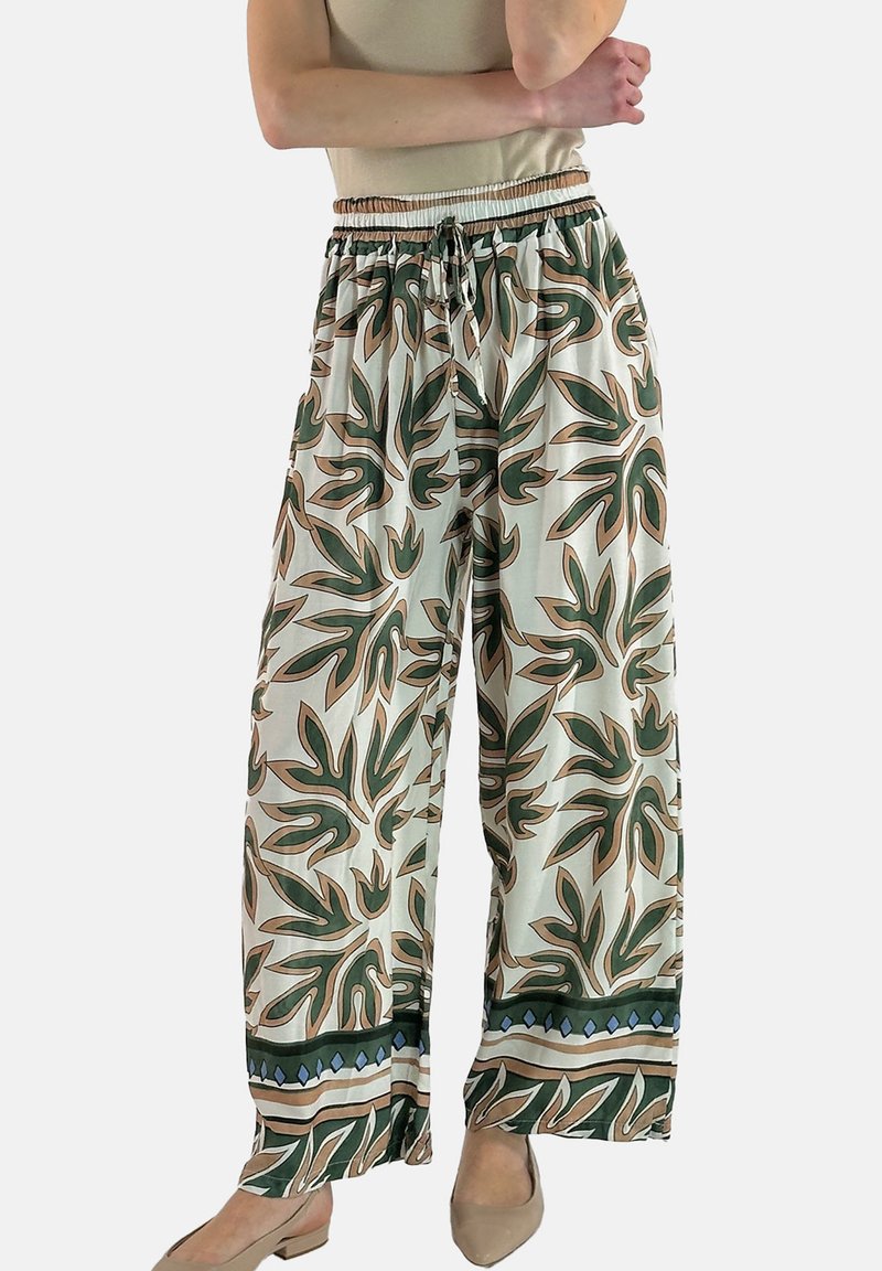 Wijd uitlopende, lichte broek in een crèmekleur met een groen-bruin bladerenpatroon. Elastische tailleband met trekkoord en decoratieve afwerking.
