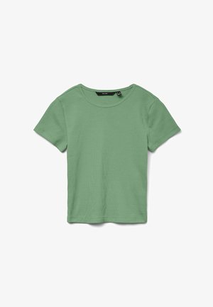 Rövid ujjú, bordázott zöld crop top, kerek nyakkivágással, fehér háttéren kiterítve.