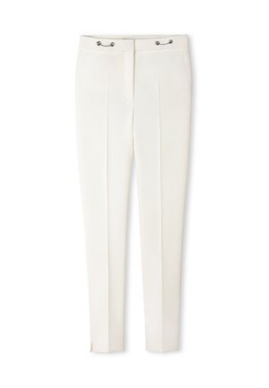 Pantalon blanc sur mesure avec plis sur le devant, poches latérales, détails en œillets métalliques à la taille et petites fentes latérales aux ourlets des chevilles.