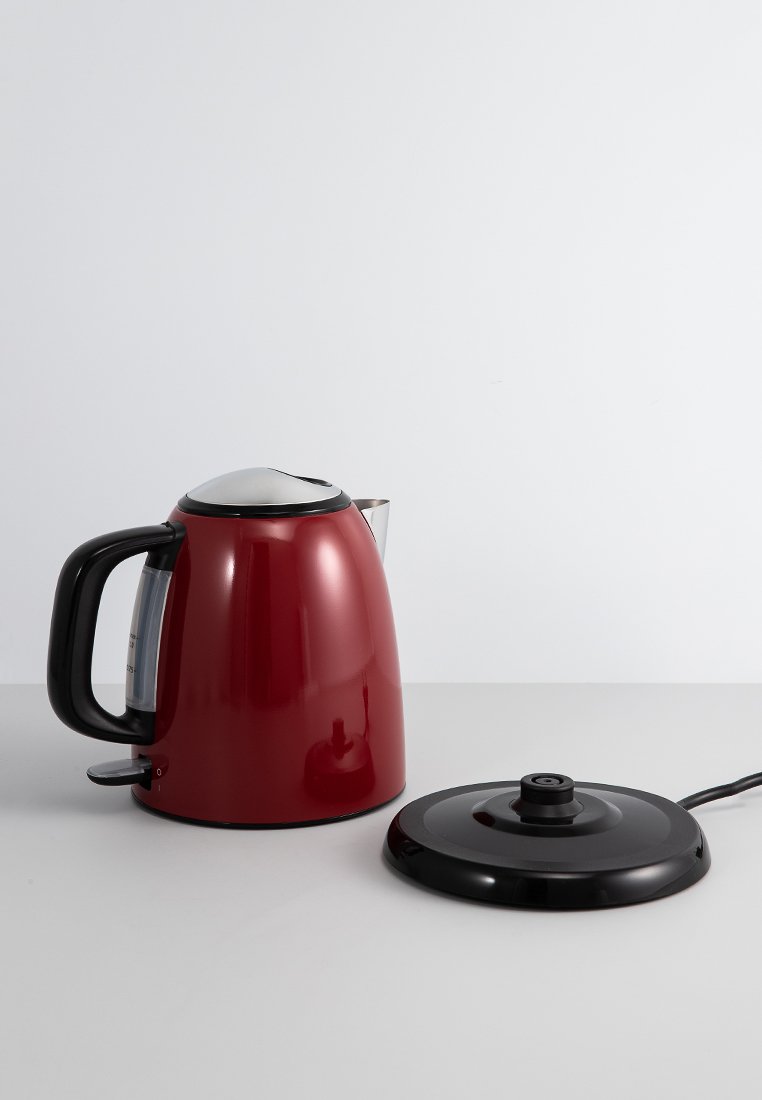 Czerwona elektryczna czajnik o błyszczącym wykończeniu, czarnym uchwycie i podstawie oraz stalowej pokrywce. Wbudowany wskaźnik poziomu wody i odczepiana podstawa.