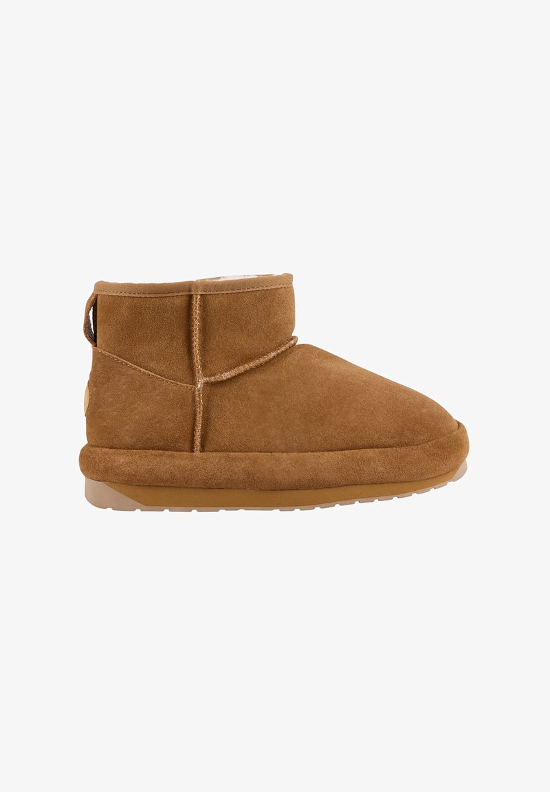 Botte cheville en daim marron avec un bout arrondi, semelle plate et accents cousus. Dispose d'une languette à l'arrière pour un enfilage facile.