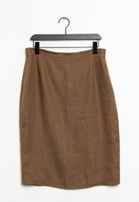 Hnědá lněná tužková sukně na černém ramínku. Má rovný střih a jemnou texturu, se hladkým pasem a bez viditelných zapínání.
