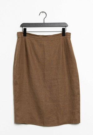 Jupe crayon en lin brun accrochée à un cintre noir. Elle présente une coupe droite et une texture subtile, avec une taille lisse et sans fermetures visibles.