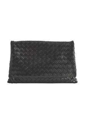 Pochette noire de forme rectangulaire avec un motif en cuir tressé, présentée sur un fond blanc.