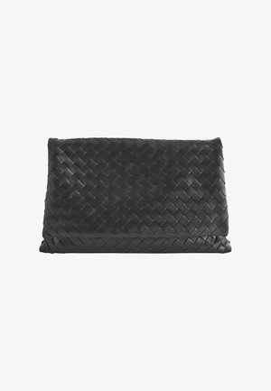 Pochette noire de forme rectangulaire avec un motif en cuir tressé, présentée sur un fond blanc.