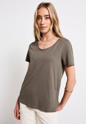 T-shirt vert olive à manches courtes avec un col rond et une texture douce. Présente une coupe décontractée avec un ourlet droit et des détails de couture minimalistes.