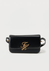 Μαύρη δερμάτινη τσάντα χιαστί με χρυσά μεταλλικά στοιχεία, με υφή στην επιφάνεια, αντίθετη ραφή και εμπρόσθιο ανάγλυφο λογότυπο.