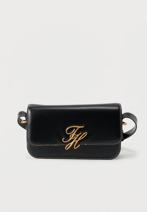 Μαύρη δερμάτινη τσάντα χιαστί με χρυσά μεταλλικά στοιχεία, με υφή στην επιφάνεια, αντίθετη ραφή και εμπρόσθιο ανάγλυφο λογότυπο.