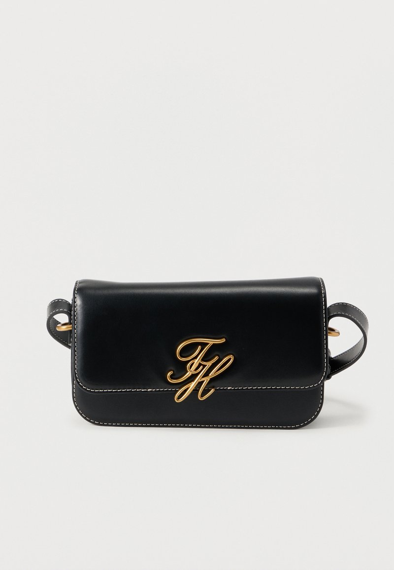 Μαύρη δερμάτινη τσάντα χιαστί με χρυσά μεταλλικά στοιχεία, με υφή στην επιφάνεια, αντίθετη ραφή και εμπρόσθιο ανάγλυφο λογότυπο.