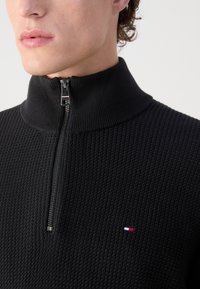 Tommy Hilfiger STRUCTURE ZIP MOCK - Πουλόβερ - black