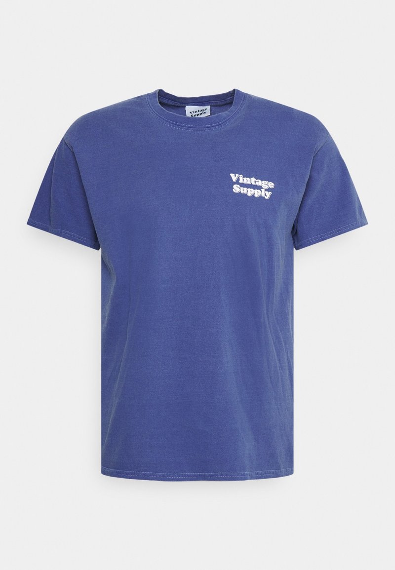 Niebieska bawełniana koszulka z klasycznym okrągłym dekoltem, krótkimi rękawami oraz małym białym logo "Vintage Supply" po lewej stronie klatki piersiowej.