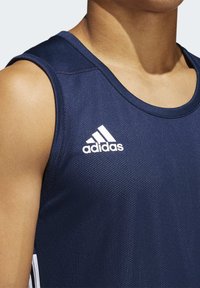 Mørkeblå atletisk tanktop med mesh-textur, der har et hvidt Adidas-logo på brystet og en rund halsudskæring.