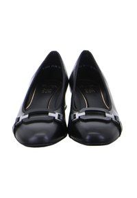 Ballerines en cuir noir avec un bout rond, ornées d'une accent en métal argenté sur le cou-de-pied, texture lisse et intérieur rembourré.