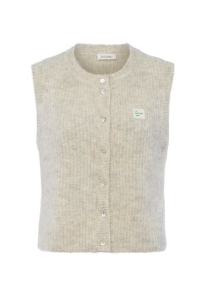 Ärmellose beige gestrickte Weste mit Knopfleiste und rundem Ausschnitt sowie kleinem grünen "LA MAISON AMY"-Aufnäher auf der linken Brust.