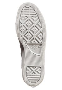 Bílá gumová podrážka s texturovanými diamantovými a horizontálními vzory. Obsahuje branding "Converse All Star" a velikostní údaje na boku.