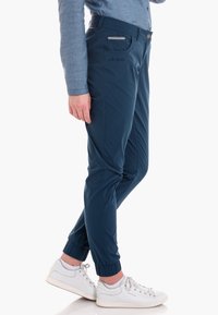 Chinos de baño elásticos con puños ajustados, bolsillos laterales y traseros, textura suave y un sutil logotipo en el bolsillo trasero.