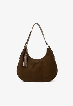 Sac d'épaule en cuir suédé marron avec une forme incurvée, doté d'un détail en frange, d'une fermeture éclair et d'une sangle réglable.