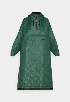 Kudumata roheline poncho, millel on kõrge kaelus, eesmine tasku, reguleeritavad tõmblukud ja elastsete mansettidega varrukad. Sile ja läikiv kangas.
