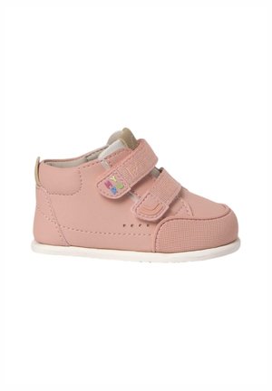 Zapatos de cuero rosa con dos tiras de Velcro, diseño de punta perforada, suela de goma blanca y un pequeño parche colorido en la tira.