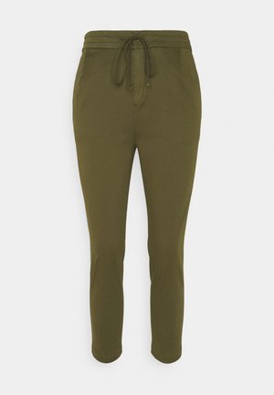 Pantalones ajustados color verde oliva con cinturilla elástica y cordón, bolsillos delanteros y dobladillos a la altura del tobillo.