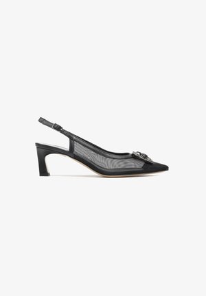 Czarny siateczkowy but na obcasie typu slingback z ostrym noskiem i dekoracyjną klamrą z biżuterią na przodzie, obcas średniej wysokości, skórzana podeszwa.