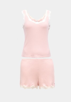 Vaaleanpunainen ribbineulottu toppi ja shortsit, joissa on aaltoilevat pitsikoristeet pääntiellä ja helmassa, pehmeä pinta ja rento istuvuus.