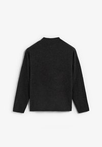 Suéter gris oscuro, textura suave, corte holgado, mangas largas, escote redondeado, con un pequeño detalle de botón en la parte de atrás. Diseño sencillo sin patrones.