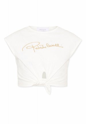 T-shirt bianca corta con nodo frontale, piccolo foro sotto il nodo e logo dorato a scritta sul petto.