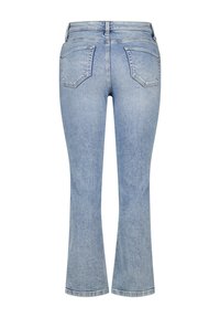 Lichtblauwe denim jeans met een uitlopende pijpdesign, met twee achterzakken en zichtbare stiksels langs de tailleband en de zoom.