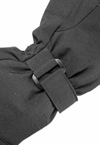 Schwarzer Stoff mit einer gerafften Textur, ausgestattet mit einer metallischen Schnalle an der Seite und genähten Akzenten für sicheren Halt.