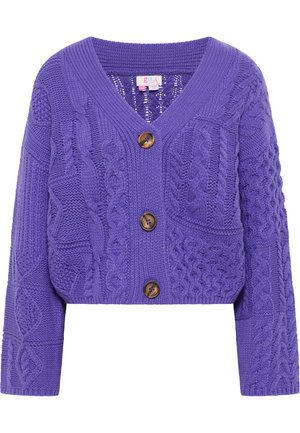Lila kurze Strickjacke mit V-Ausschnitt, strukturiertem Kabelstrickdesign, drei braunen Knöpfen und langen Ärmeln. Weiches, grobmaschiges Strickmaterial.