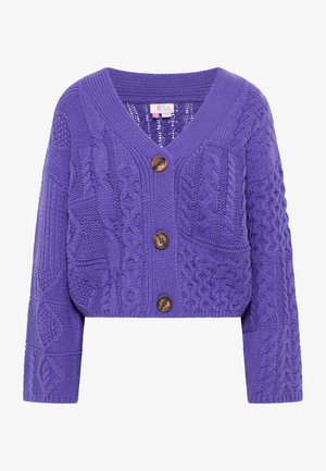 Lila, rövidített kardigán V-nyakkal, texturált, fonott mintázattal, három barna gombbal és hosszú ujjal. Puha, vastag kötött anyag.