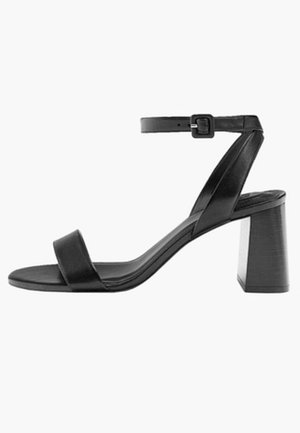 Czarne skórzane sandały na wysokim obcasie z otwartym noskiem, paskiem na kostkę i kwadratowym słupkiem, charakteryzujące się gładką teksturą i minimalistycznym designem.
