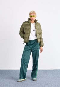 adidas Originals PUFFER - Žieminė striukė - olive strata