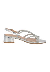 Silverfärgad sandal med låg klack, som har korsande remmar prydda med rhinstenar, en slät metallisk yta och en vadderad sula.