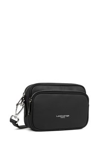 Borsa a tracolla in pelle sintetica nera con due scomparti con cerniera, hardware in argento e logo "Lancaster Paris" nella parte anteriore.
