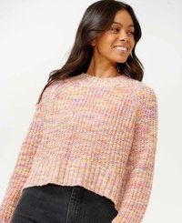 Sweter dzianinowy w pastelowych odcieniach różu i brzoskwini, z wzorem teksturowym, okrągłym dekoltem i krótkim dołem. Miękka tkanina z prążkowanymi mankietami.