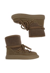 Brązowe zamszowe i filcowe botki z wysokim mankietem, sznurowanym przodem i teksturowaną gumową podeszwą. Posiadają brązowe przeszycia i dopasowany krój.