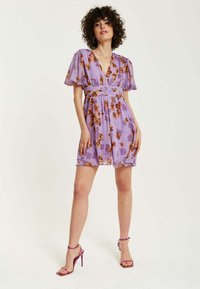 Liquorish FLORAL V NECK MINI - Day dress - purple