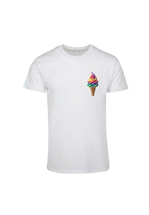 Weißes Baumwoll-T-Shirt mit einem bunten Eisbecher-Graphic auf der linken Brustseite. Das Design zeigt pastellfarbene Wirbel auf einem Waffelhörnchen.