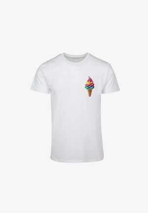 Weißes Baumwoll-T-Shirt mit einem bunten Eisbecher-Graphic auf der linken Brustseite. Das Design zeigt pastellfarbene Wirbel auf einem Waffelhörnchen.