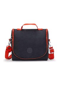 Svart tygväska med ett rött handtag och rem. Har en lockstängning, kontrasterande sömmar och en dekorativ röd pom-pom charm.