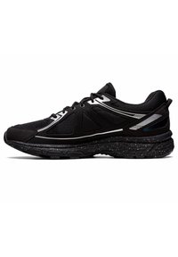 Schwarzer Athletikschuh mit weißen Akzenten, Mesh-Einsätzen, Schnürverschluss und gepunkteter, gepolsterter Sohle, von außen betrachtet.
