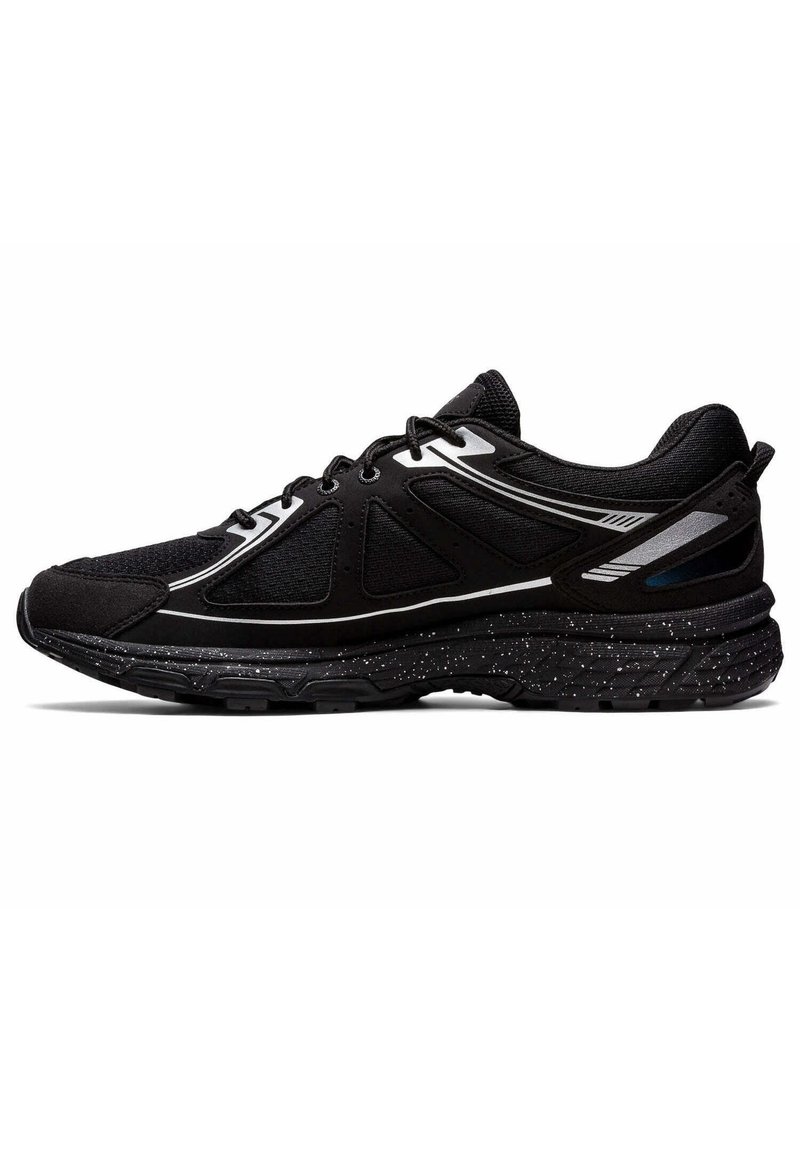 Schwarzer Athletikschuh mit weißen Akzenten, Mesh-Einsätzen, Schnürverschluss und gepunkteter, gepolsterter Sohle, von außen betrachtet.