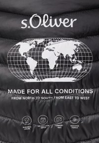 Zwart gewatteerd materiaal met een witte afbeelding van een wereldkaart en de tekst "s. Oliver" en "Gemaakt voor alle omstandigheden."