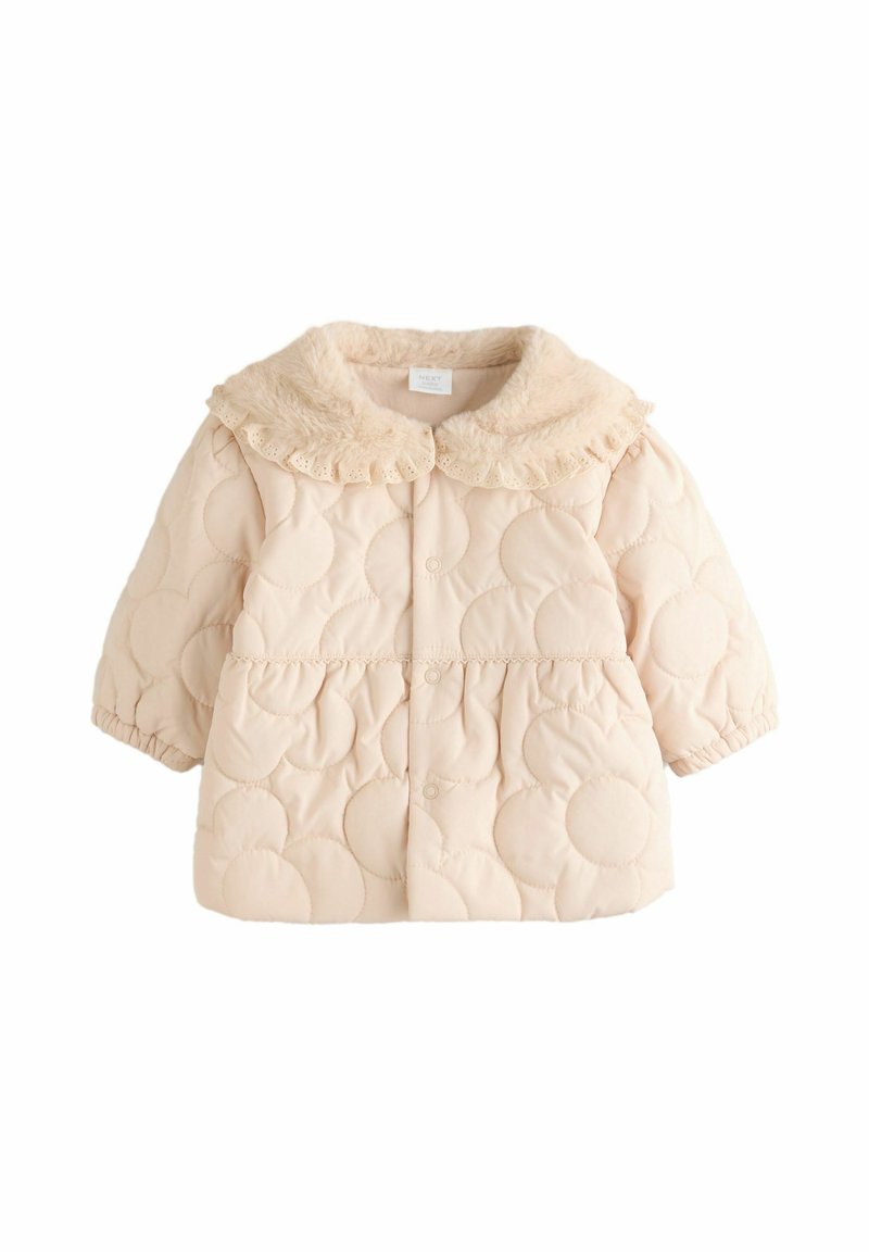Beige gepolsterte Jacke mit einem Pelzkragen, gekennzeichnet durch ein gesteppte kreisförmiges Muster, Druckknopfverschlüsse und kurzen, puffigen Ärmeln.