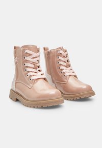 Bocanci ankle din patent roz cu șireturi în față, fermoar pe lateral și accente de sclipici pe toc. Vârf rotund, talpă din cauciuc și interior căptușit.