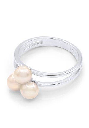 Bague argent à double anneau avec trois perles blanches regroupées sur fond blanc.